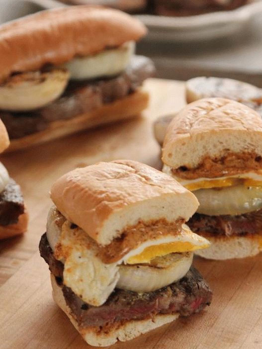 Fotografia de pratos - sanduíches de bife e ovo frito