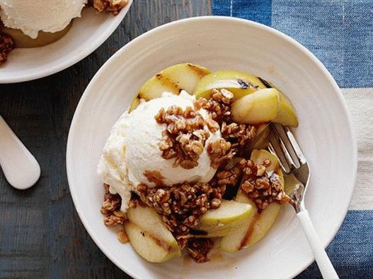 Foto do prato - crumble de maçã com sorvete de baunilha
