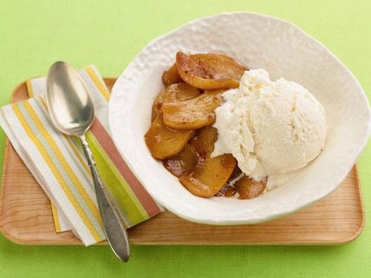 Maçãs fritas em uma panela com sorvete
