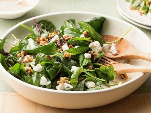 Salada de espinafre com óleo de noz
