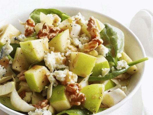 Salada com queijo azul, nozes e maçãs