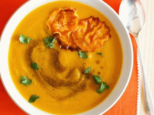 Sopa de sobremesa de batata doce e maçã e curry