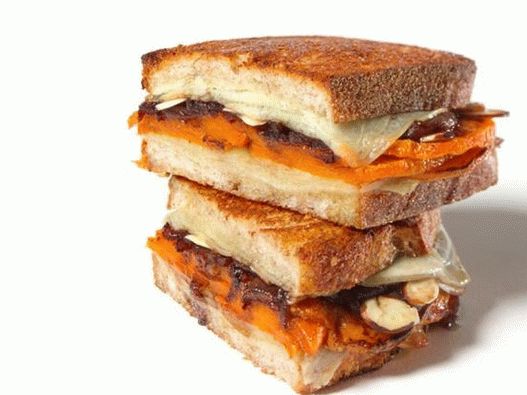 Foto do prato - sanduíches quentes com abóbora, queijo e cebola caramelizada