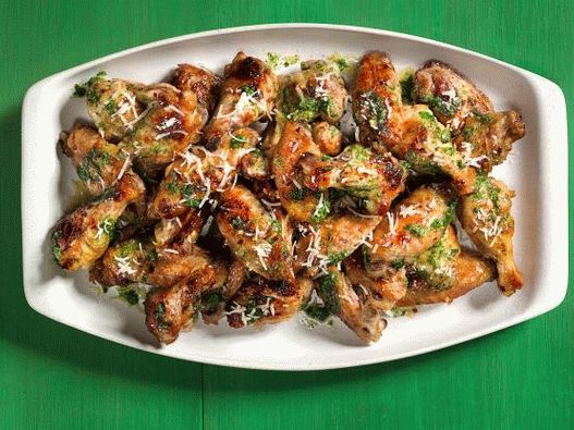 Foto asas de frango picantes com pesto