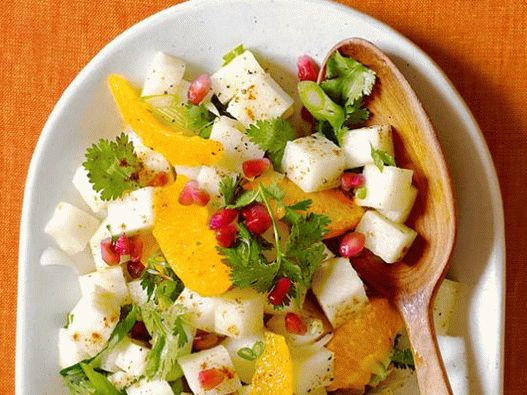 Foto salada picante de hikama com molho cítrico e romã