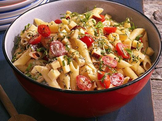 Foto Salada picante com macarrão, gouda defumada, tomate e manjericão