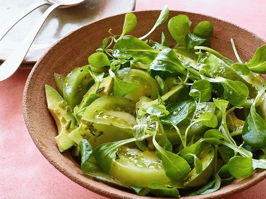 Foto salada picante com tomate verde e abacate