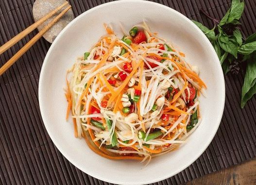 Foto salada tailandesa picante com mamão verde