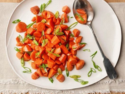 Foto cenouras agridoces com cebola verde no microondas