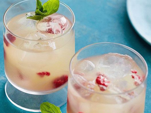 Foto refrescante coquetel de abacaxi e framboesa com rum