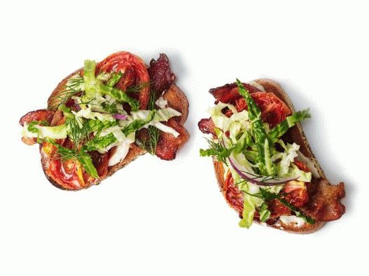 Foto sanduíches abertos com tomates assados