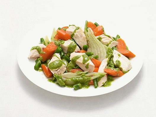 Foto Frango cozido com legumes e molho de alho e ervas