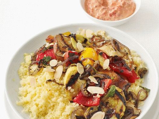 Foto legumes grelhados com molho de cuscuz e iogurte