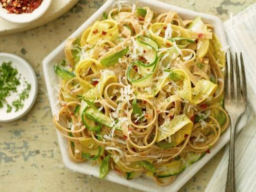 Foto pasta de abobrinha de legumes com macarrão integral