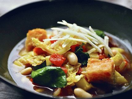 Photo Ribollita de legumes com couve lombarda, espinafre e aipo