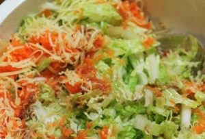 Salada de legumes com sementes de cominho