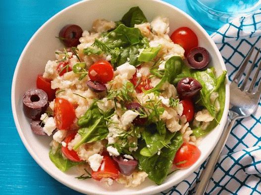 Photo Oatmeal com espinafre, tomate e feta