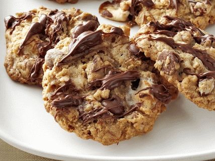 Foto biscoitos de aveia com marshmallows, nozes e chocolate