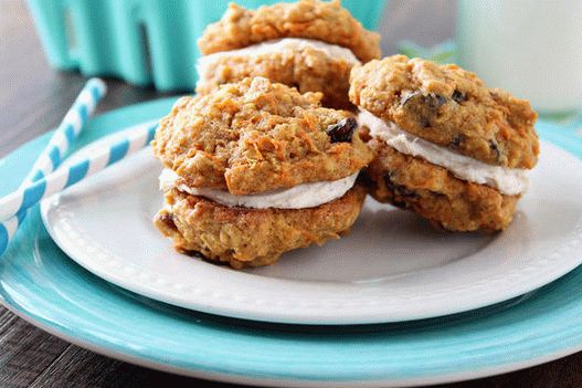 Foto de biscoitos de aveia creme sanduíche com passas