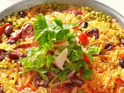 Foto de paella com linguiça de frango e chouriço