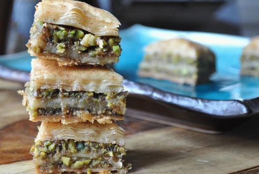 Foto grega Baklava de massa filo com pistache e amêndoas