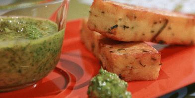 Foto Panisse varas com molho de salsa verde
