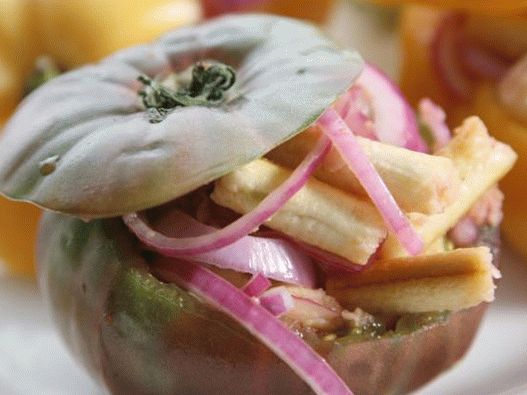 Foto Panzanella em taças de tomate