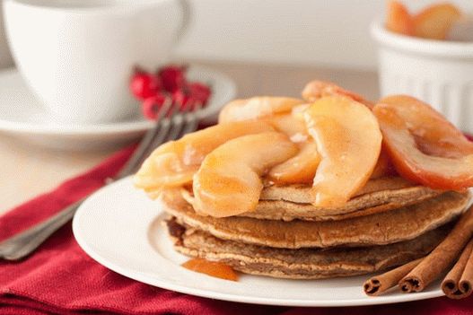 Foto panqueca com maçãs e molho de maple grosso