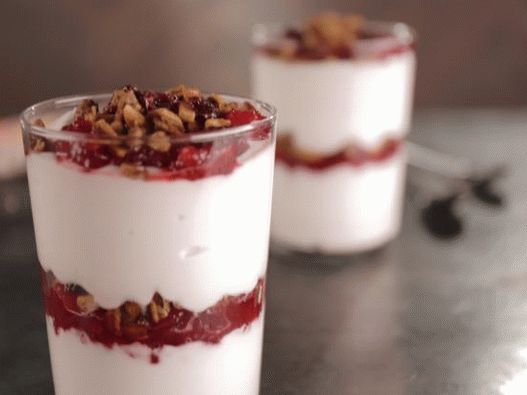 Foto de Parfait com iogurte, granola e cranberries