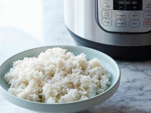 Foto arroz a vapor em panela lenta