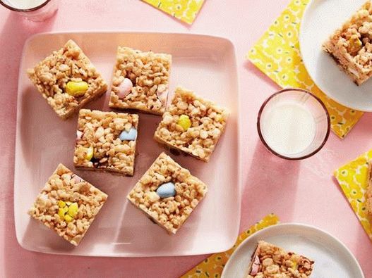 Foto marshmallow de Páscoa e arroz em casca