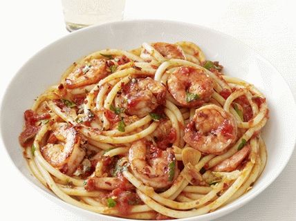Foto de macarrão bucatini de camarão e molho