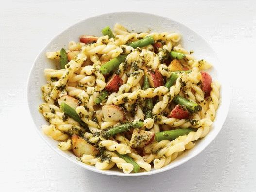Foto de macarrão gemelli com molho pesto, batatas e feijão verde