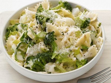 Foto de macarrão farfalle com brócolis e batatas