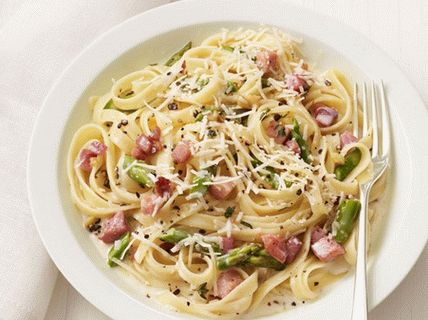 Foto de macarrão Fettuccine com espargos e presunto presunto