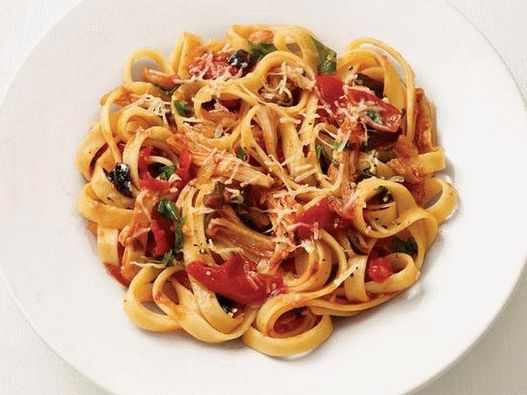 Foto de macarrão fettuccine com frango e azeitonas