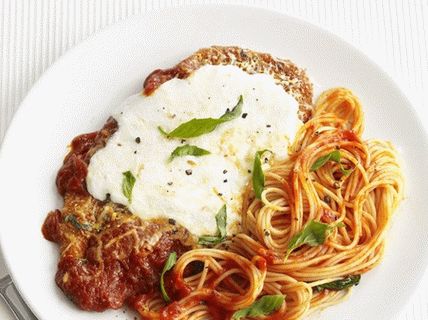Foto de cappellini de macarrão com almôndegas de frango e mussarela