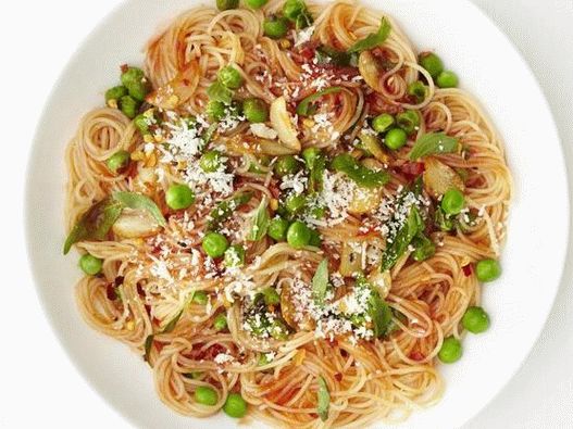 Foto de macarrão cappellini ao alho e molho de tomate com ervilhas verdes
