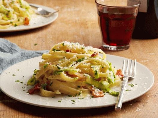 Foto macarrão à carbonara com espargos