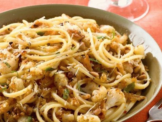 Linguine de macarrão com couve-flor
