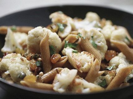 Foto macarrão penne de farinha de trigo integral da Sicília com couve-flor, passas e pinhões