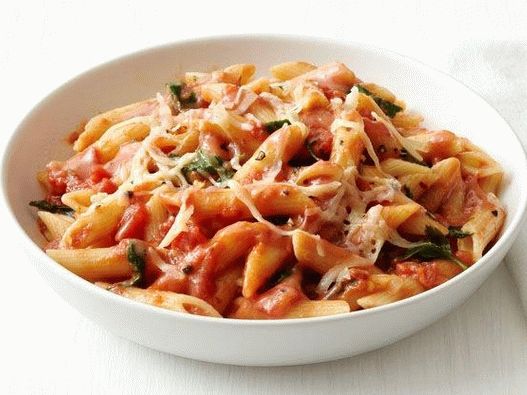 Foto macarrão penne com molho de tomate e vodka