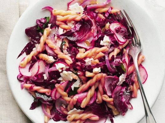 Foto de macarrão primavera com beterraba, rabanete e radicchio