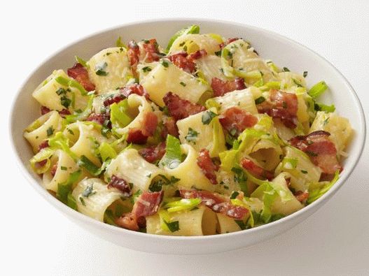 Foto de macarrão rigatoni com bacon e alho-poró