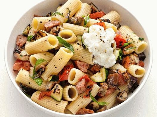Foto de macarrão rigatoni com lingüiça defumada e berinjela