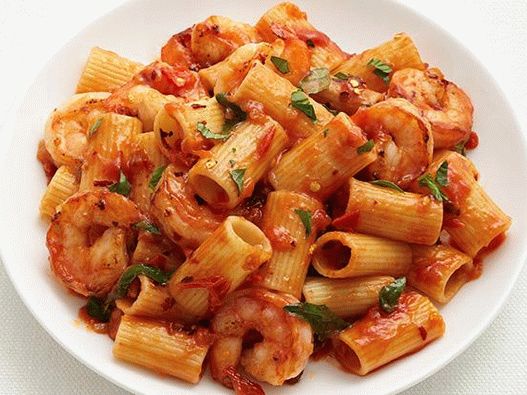 Foto de macarrão rigatoni de camarão com molho de tomate