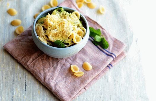 Foto de macarrão com abobrinha e limão