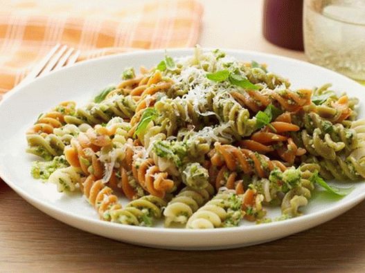 Foto de macarrão com molho de brócolis