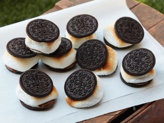 Foto de biscoitos oreo com marshmallows no forno