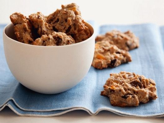 Foto biscoitos com aveia, frutas secas, nozes e pedaços de chocolate